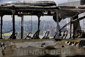 Ônibus foi incêndiado em setembro, após morte de jovem no Morro Santa Tereza, em Porto Alegre Foto: Diego Vara /Agencia RBS