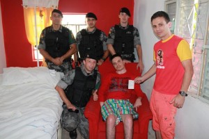 Policiais do 35º BPM realizam campanha para ajudar o soldado Eriston