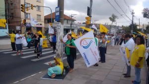 Servidores da Saúde protestaram em frente ao Hospital Psiquiátrico São Pedro. Foto: Gabriel Jacobsen/Rádio Guaíba