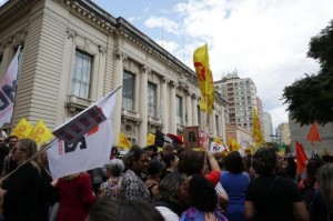 Atrasos de salários geram protestos de servidores Foto: Fernando Gomes /Agencia RBS