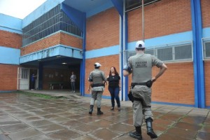 Brigada Militar foi acionada para proteger professores na Escola Estadual Érico Veríssimo | Foto: Mauro Schaefer
