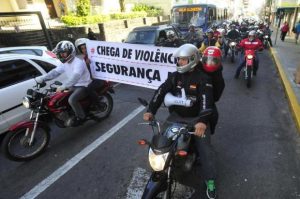 Motociclistas percorreram ruas do centro de Santa Maria pedindo por segurança  Foto: Jean Pimentel / Agencia RBS
