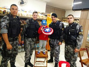 O Capitão América Marco Antônio pediu pra tirar foto com seus colegas heróis, lá em Capão da Canoa. Parabéns, policiais militares, a Brigada Militar fica orgulhosa de seus heróis do dia a dia!