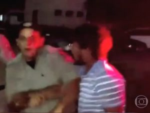 Brunno, de camiseta azul listrada, foi preso após briga em Itacaiu (Foto: Reprodução/ TV Anhanguera)
