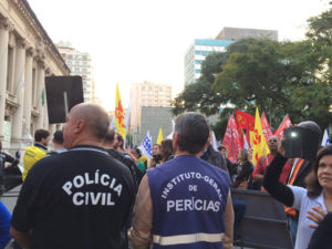Policiais e agentes gaúchos na paralisação de um dia nesta quinta-feira (4) em Porto Alegre