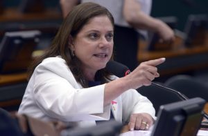 Soraya Santos, a relatora da PEC, votou pela continuação da tramitação da proposta, que, agora, será analisada por uma comissão especial