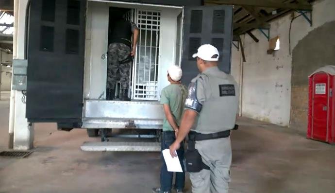Ônibus-cela recebe primeiro preso em Porto Alegre | Foto: Reprodução / CP