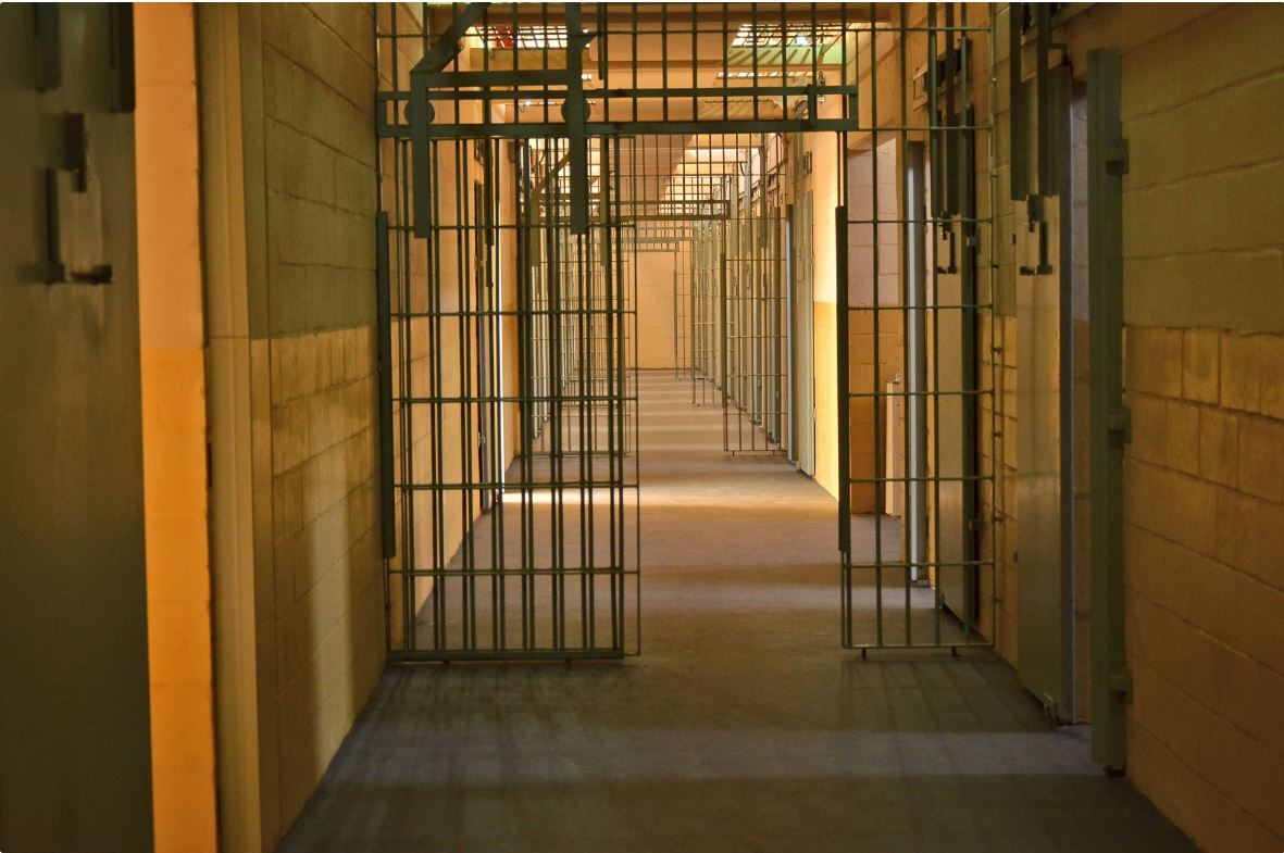 Cada galeria da penitenciária possui 16 celas (oito apenados por cela)
