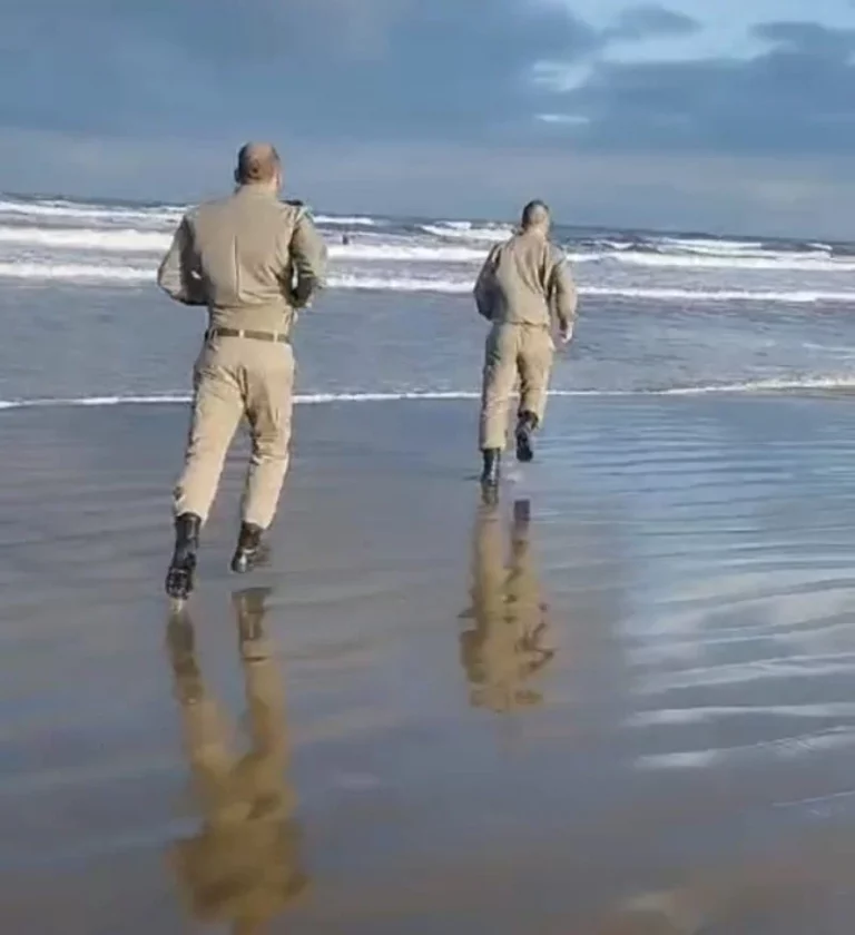 Policiais da Brigada Militar de Rio Grande salvam homem na praia do Cassino